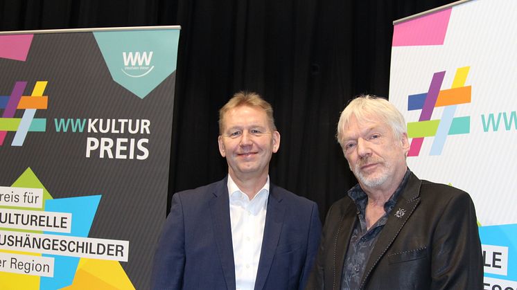Jürgen Noch (Geschäftsführer Westfalen Weser) und Carsten Hormes (Leiter Kulturbüro OWL) heben die Kultur der Region ins Rampenlicht (v. l.)