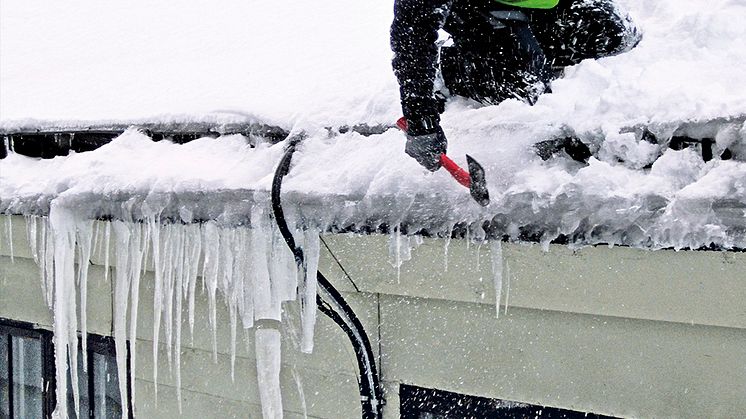 Snöskottning på tak kräver kunskap och rätt utrustning.