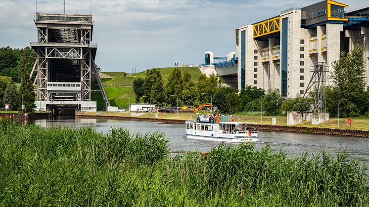 Das Schiffshebewerk Niederfinow. Der 1934 erbaute Aufzug für Boote ist ein einzigartiges ingenieurtechnisches Meisterwerk, daneben der Neubau. Foto: TMB-Fotoarchiv / Steffen Lehmann 