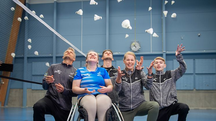 Täby Badminton, mottagare av ATG Drömfond®. Från vänster Peter Axelsson, klubbchef, Louise Forell, paraspelare, Lucas Waltgård, ansvarig för paraträning, Tove Söderdahl, ansvarig för paraverksamheten, Erik Söderdahl, paraspelare. Foto: Ryno Quantz.