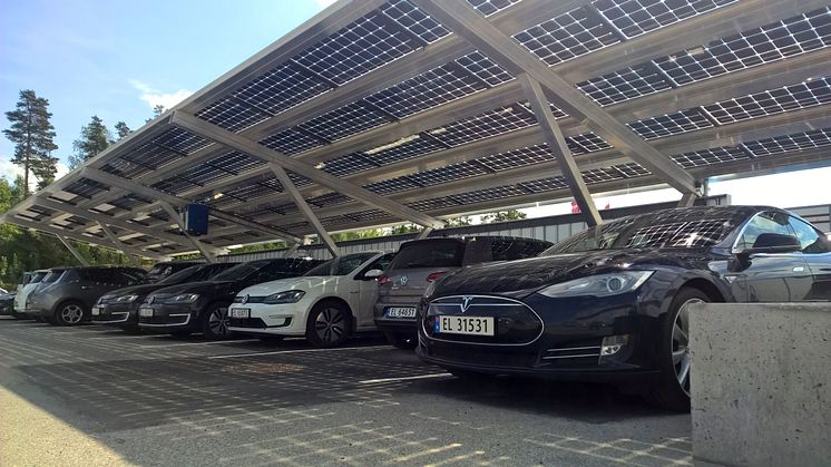 Solkraftanlegg som dekker parkeringsplasser | Foto: FUSen