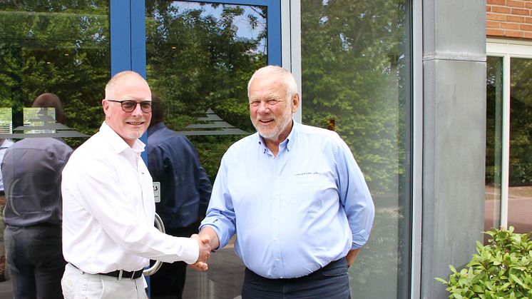 På billedet ses Torben Lind (til højre) og ny adm. direktør Jan Skovgaard Hansen.