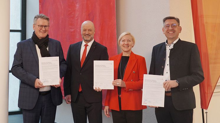 V.l.: Dr. Bernhard Bauer, Geschäftsführer SIS-Sparkassen-Immobilien-Service GmbH, Ralf Fleischer, Vorstandsvorsitzender SSKM, Sabine Schölzel, Vorständin SSKM, und Peter Streit, Geschäftsführer SVS Sparkassen VersicherungsService GmbH