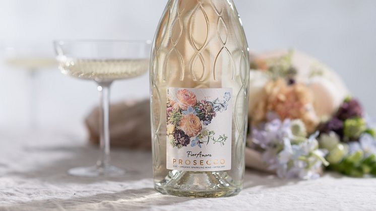 Nu lanseras Fior Amore Prosecco Organic, på svenska ”kärleken till blomman”, en ekologisk prosecco med sprudlande innehåll och en drömlik utsida som en kärleksförklaring till blomman, drycken och dess ursprung.