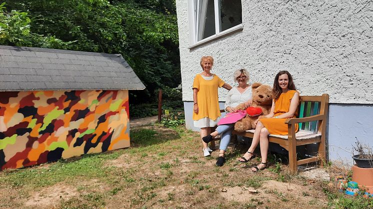 v.l.n.r.: Christine Börner von Bärenherz mit Manuela Lausch und Kathleen Mütze von Meyer & Partner während der Spendenübergabe