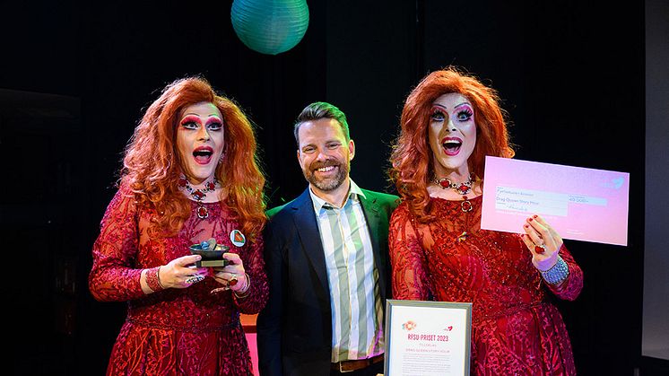 RFSU:s (fd) förbundsordförande Hans Linde delar ut RFSU-priset till Drag queen story hour Sverige