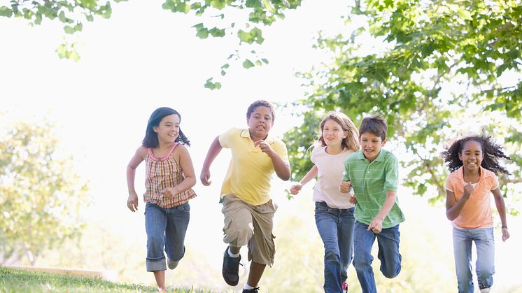 Forskare och läkare eniga: Barn behöver minst en timmes fysisk aktivitet per dag