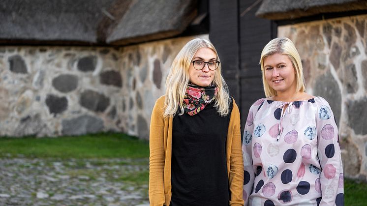 Nicolina Sällberg kommunikatör och Monia Jönsson administratör, vid lokalen Slottslängorna där mässan kommer att äga rum. För att ladda ner som högupplöst pressbild se länk nedan. Foto: Sölvesborgs kommun.