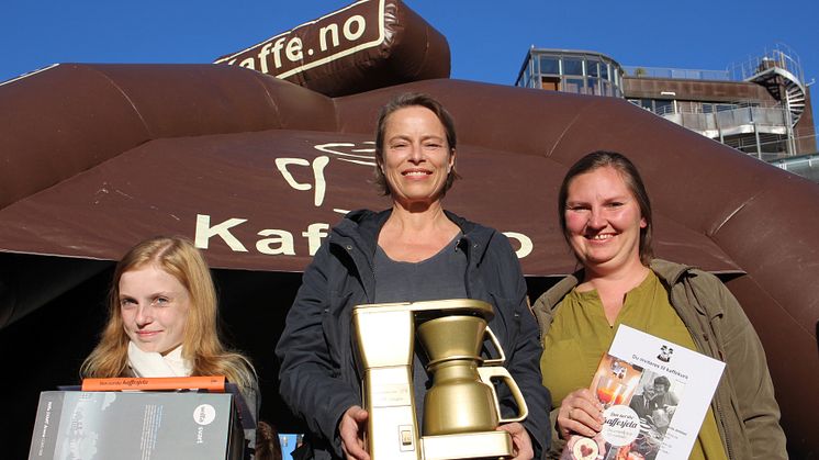 Charlotte Pehn mottok Den Forgyllede Kaffetrakter. På 2. plass kom Ellen Marie Øvrebø (til venstre) og på 3. plass kom Evy Breiland (til høyre)