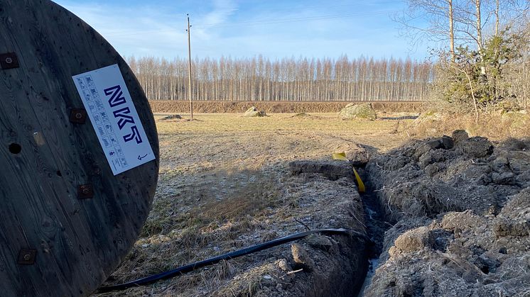 Linde energi gräver ner fem kilometer kabel kring Sällinge, utanför Rockhammar. Foto: Linde energi