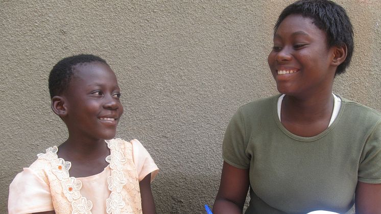 Amandine, 12 år från Burkina Faso intervjuas av personal från ChildFund Alliance