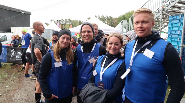 Elin Fällén, Joakim Söderena, Julia Funk och Magnus Olivesten från vårdcentralen NorraHamn stöttar under Lidingöloppet 2018.