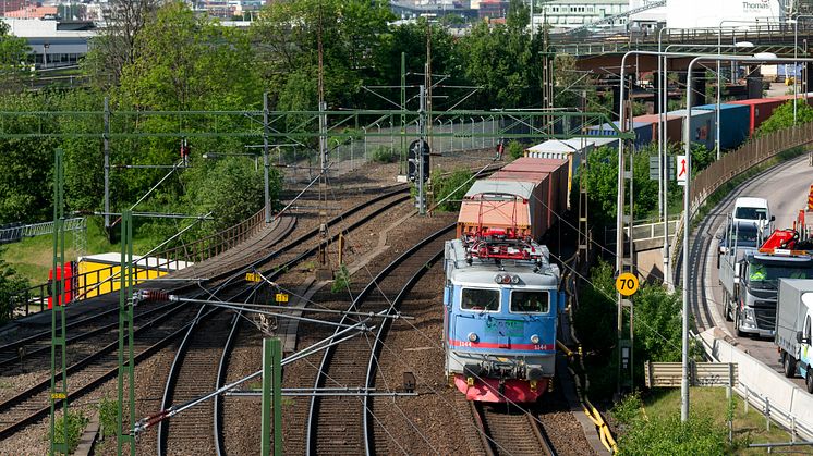 Göteborgs hamn är en av få hamnar i världen där över hälften av containergodset transporteras till eller från hamnen på järnväg (59 procent i förhållande till containers på fartyg 2018). Bild: Göteborgs Hamn AB.