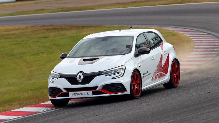 Japan är en av de viktigaste marknaderna för snabba bilar. Renault Sport modellerna är bland favoriterna.