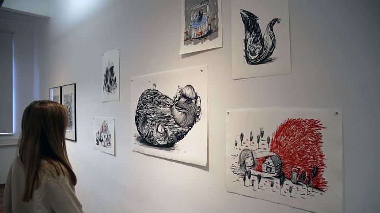 Diego deCalles Werke in der neuen Ausstellung "Zeit zu drucken" 