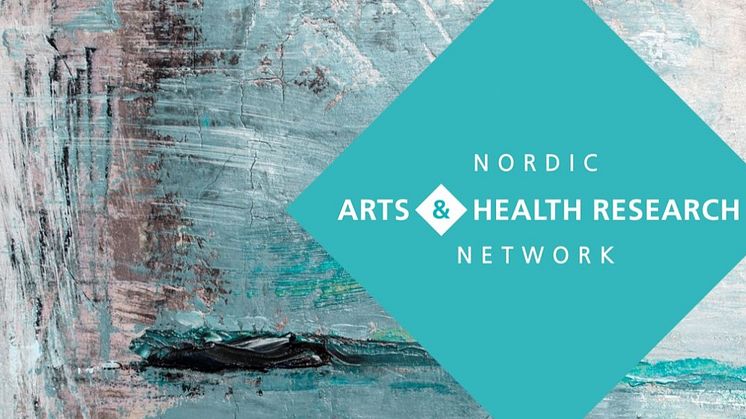 Nordiska forskningsnätverket för kultur och hälsa - logotyp  med text på färgad ruta över en målning