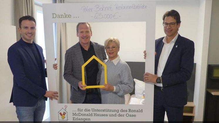 Peter Bohnet Restaurantbetriebe überrascht das Ronald McDonald Haus Erlangen mit Rekordspende