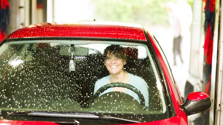 Många tvättar bilen hemma trots kunskap om miljöeffekterna