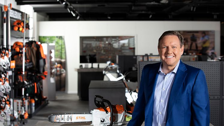 STIHL CEO Michael Traub presenterer STIHL MSA 300, den kraftigste batteridrevne motorsagen på markedet.