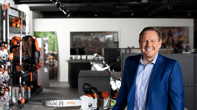 STIHL CEO Michael Traub presenterer STIHL MSA 300, den kraftigste batteridrevne motorsagen på markedet.