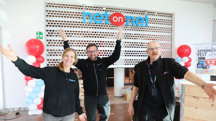 Velkommen til vår nye butikk i Stavanger, sier NetOnNet-sjef Josefin Dalum, landssjef Norge Peter Andersson og butikksjef Paul Mathiassen.