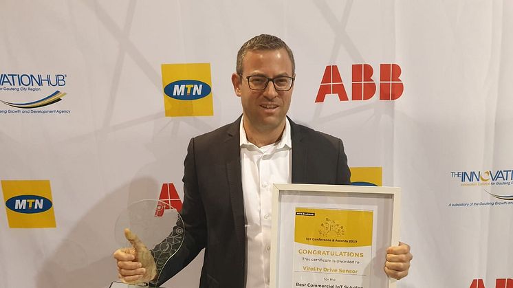 Ilan Ossin, Head of Telematics at Discovery Insure, accepts the award in Johannesburg yesterday. 
