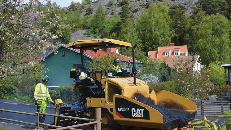 Cat AP300F asfaltsläggare i arbete