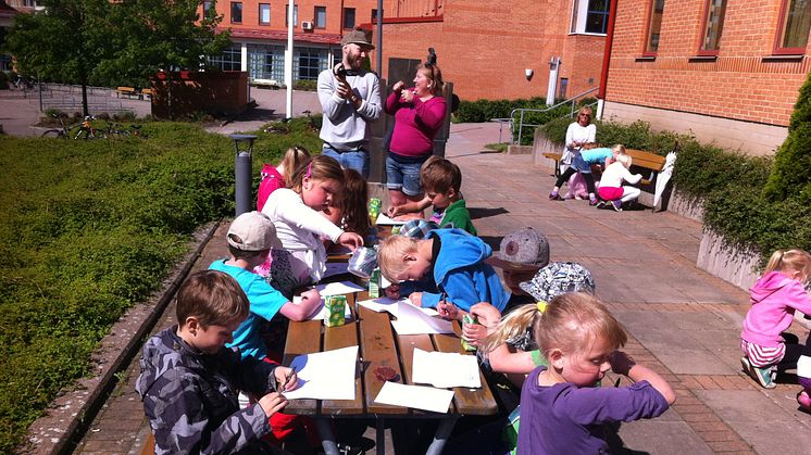 Examensarbete tar barn på konstpromenad