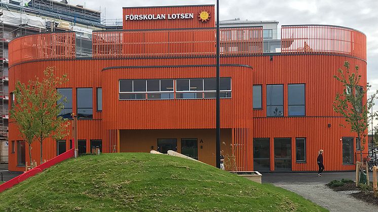 Färgstark förskola med lekplats på taket