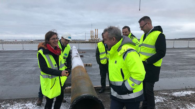Eryn Dinyovszky, VD Yilport Nordic och Fredrik Svanbom, VD Gävle Hamn AB inspekterar första pålen som ska starta containerhamnsbygget.