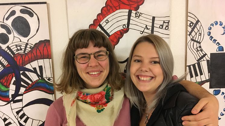 Studenterna Emma Lindström som läser ämneslärare musik och Julia Grannas,  konstnärlig kandidat, rockmusiker, glädjer sig åt de nya studentlokalerna. Foto: Luleå tekniska universitet
