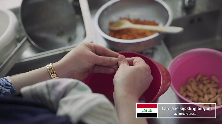 Lamia  från Irak lagar sin kyckling biryani