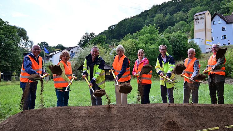 Spatenstich für den zweiten Baumabschnitt des Netzausbaus bei Heimbuchenthal mit Sebastian Schreck (Bayernwerk Netz GmbH, 3.v.l.), Judith Gerlach (Bayerische Staatsministerin für Digitales, 4.v.r.) und Dr. Andreas Kießling (Bayernwerk AG, 3.v.r.).