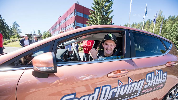 Ford Motor Norge og If lanserer et unikt opplæringsprogram - Ford Driving Skills for Life - for ungdom i alderen 18 - 24 år. Ambassadør og rallycrossfører Andreas Bakkerud demonstrerer konsekvensene ved bruk av mobil under kjøring.