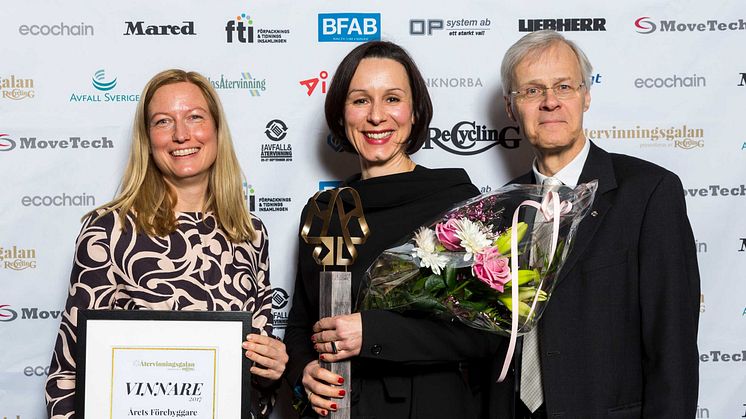 Miljöborgarrådet Katarina Luhr, Ivana Kildsgaard, hållbarhetschef på LINK arkitektur och Weine Wiqvist, vd på Avfall Sverige, vid prisutdelningen.