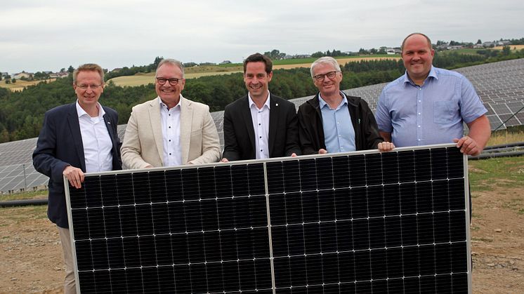 Ortstermin im Solarpark Karlshausen, Südeifel, 28.06.2023, (v.l.n.r.): Thomas Speckter und Arndt Müller, (beide Stadtwerke Trier); Moritz Petry (Bürgermeister der Verbandsgemeinde Südeifel); Ejvind Hansen Skødt (Arla), Niko Billen (Arla Landwirt)