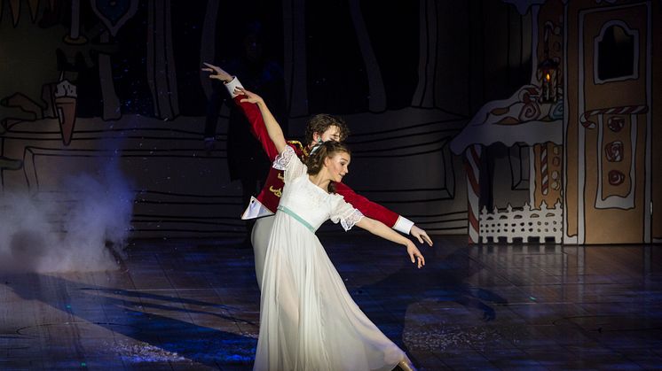 Elin Roos och David Mikadze, danselever från Svenska Balettskolan, som Clara och Nötknäpparen i Nötknäpparen som är skapad av samma kreativa och konstnärliga team som ligger bakom Romeo & Julia. Fotograf Tilo Stengel