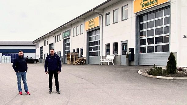 Regionchef Fredrik Walther och stationschef Mikael Halldin framför Bilprovningen Norrköping-Navestad