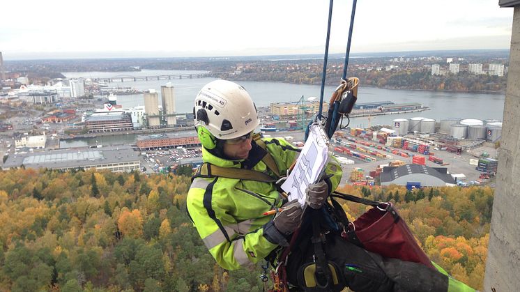 Reparbetaren Gustav utför en inspektion med kartering av ev skador på Kaknästornet.