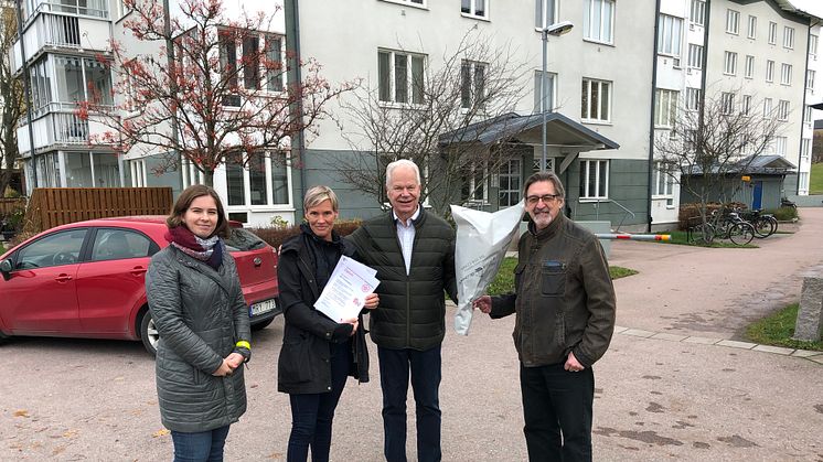 Utdelning av blommor och diplom! Fr v Krystyna Dabrowska, ekonom Riksbyggen, Zandra Tornstam, teknisk förvaltare Riksbyggen, Matz Källman, ordförande och Kjell Edgren, ledamot i Brf Topeliusparken.