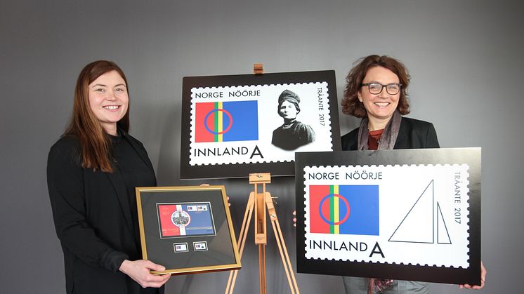 Prosjektleder Ida Marie Bransfjell i Tråante 2017 (til venstre) og konsernsjef Tone Wille i Posten Norge viser fram jubileumsfrimerkene.Foto: Tore Oksnes