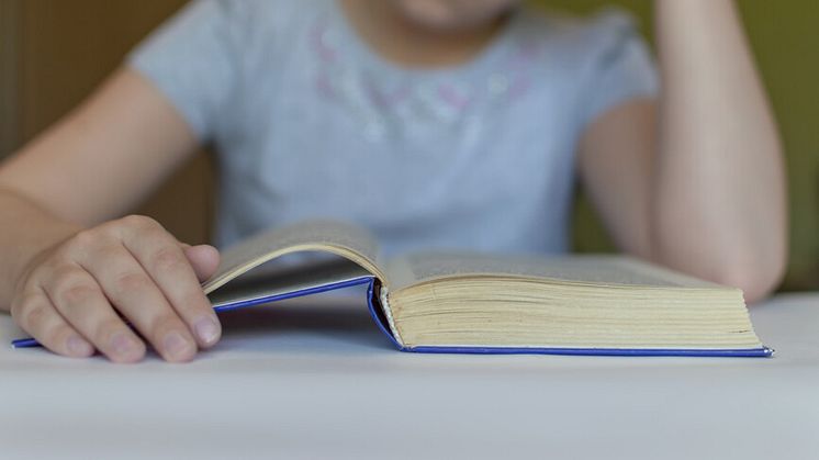 44925448-child-reading-a-book-at-the-table-aurora_16-9_standard_1024x576px