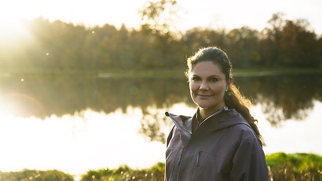 Kronprinsessan vandrar i vackra Brunnsparken