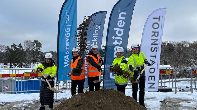 Ett stort spadtag tas på Smörslottsgatan/Robertshöjdsgatan av Ansieh Sabetirad, Wästbygg, Terje Johansson, Framtiden, Aslan Akbas, Framtiden, Dan Sandén, Framtiden Byggutveckling och Jon Blomberg, Tornstaden.