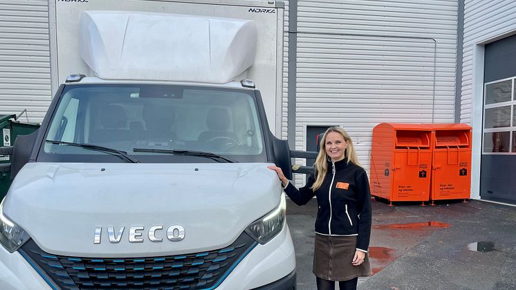 Kirkens Bymisjon Miljø AS er én av dem som påvirkes av bompengefritaket for biogasskjøretøy i Osloområdet, som transporterer flere tonn gjenbruktekstiler inn og ut av Oslo i en IVECO Daily 7 tonns lastebil. Bildekreditering: Kirkens Bymisjon Miljø AS