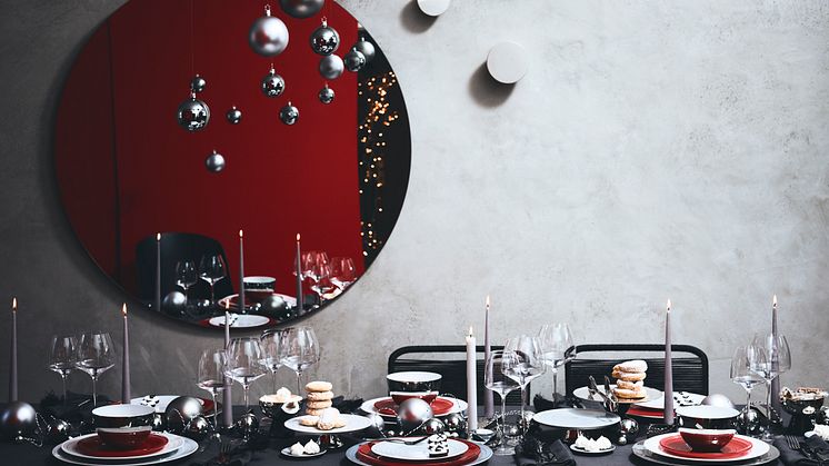 Schwarz, Weiß, Rot: Weihnachten im Bauhaus-Stil mit TAC Stripes 2.0. Die passenden Accessoires wie Tortenplatte oder Porzellankugel machen die Feiertagstafel komplett.
