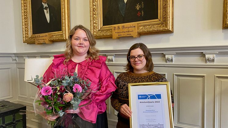 Kommunarkivet får Kristianstads kommuns arbetsmiljöpris 2022. På bilden syns Amanda Nilsson (till vänster) och Alexandra Wideheim.