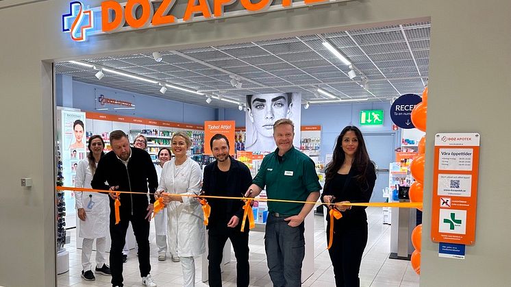 DOZ Apotek i Kungsbacka invigs av VD, försäljningschef, regionchef, apotekschef och butikschef för Stora Coop.