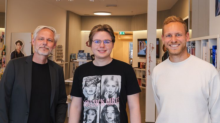 v.l.: Thore und Sohn Morten Andersen vom K-Pop-Store mit Innenstadtmanager Jonas Godau von Kiel-Marketing