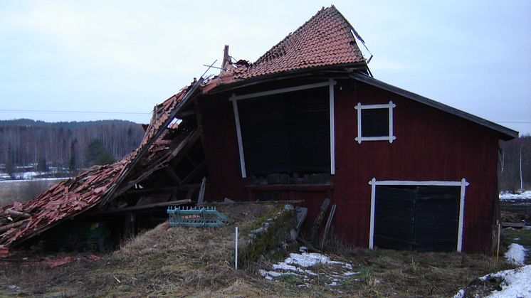 En ladugård i Hälsingland som skadats i stormen Dagmar